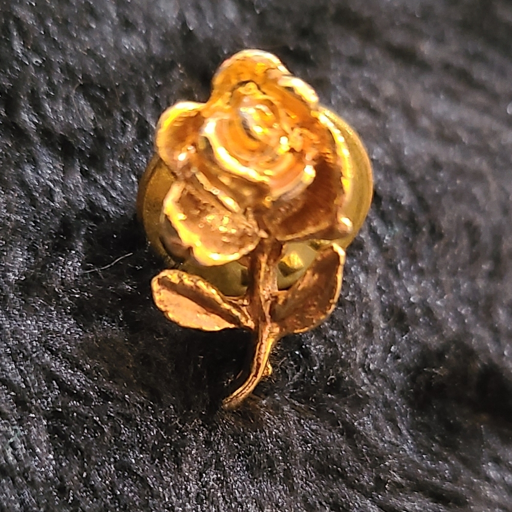 Tiny goldtone rose pin (144)